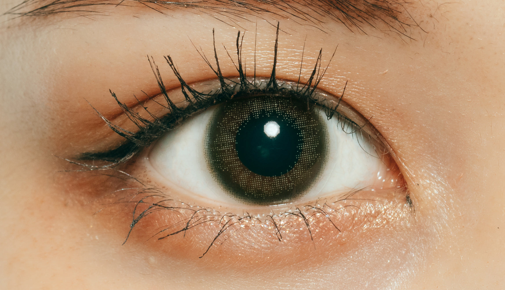 カラーコンタクトレンズ、ramurie カームオリーブ | 1dayを装用した状態の目のアップ画像