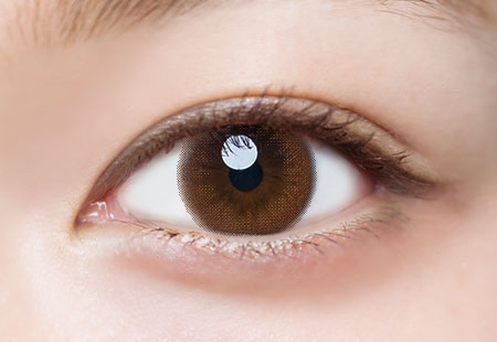 カラーコンタクトレンズ、LuMia スウィートブラウン 14.5mm | 1dayを装用した状態の目のアップ画像