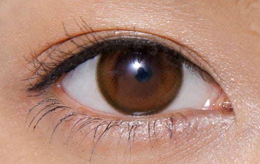 カラーコンタクトレンズ、USER SELECT スタンダードブラウン | 1dayを装用した状態の目のアップ画像