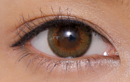 カラーコンタクトレンズ、USER SELECT サニーブラウン | 1dayを装用した状態の目のアップ画像