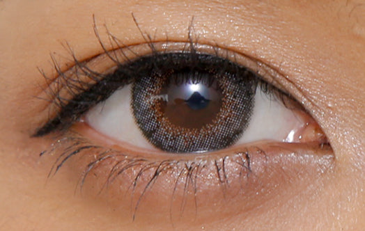 カラーコンタクトレンズ、USER SELECT ミスティグレー | 1dayを装用した状態の目のアップ画像