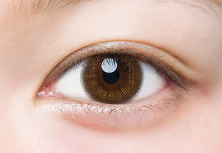 カラーコンタクトレンズ、LuMia ヌーディーブラウン 14.5mm | 1dayを装用した状態の目のアップ画像