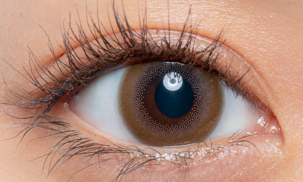 カラーコンタクトレンズ、Cheritta チークベージュ | 1dayを装用した状態の目のアップ画像