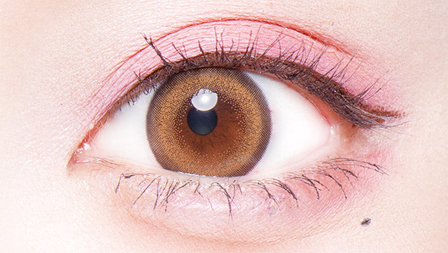 カラーコンタクトレンズ、Flurry by colors リングオレンジブラウン | 1dayを装用した状態の目のアップ画像