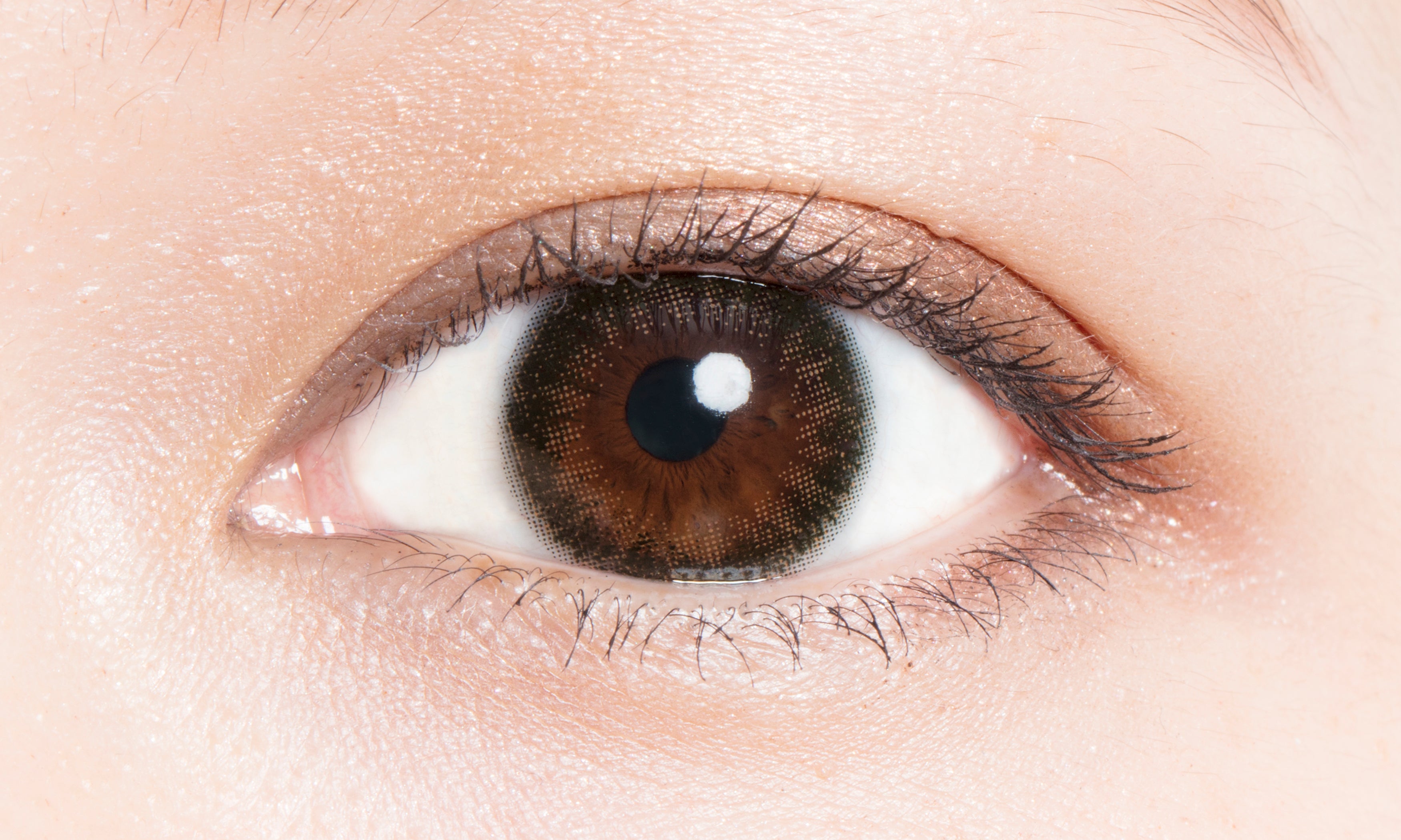 カラーコンタクトレンズ、LuMia ブルネットオリーブ UV | 2weekを装用した状態の目のアップ画像