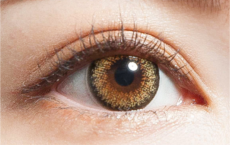 カラーコンタクトレンズ、DECORATIVE EYES No.02 イノセントキス | 1dayを装用した状態の目のアップ画像