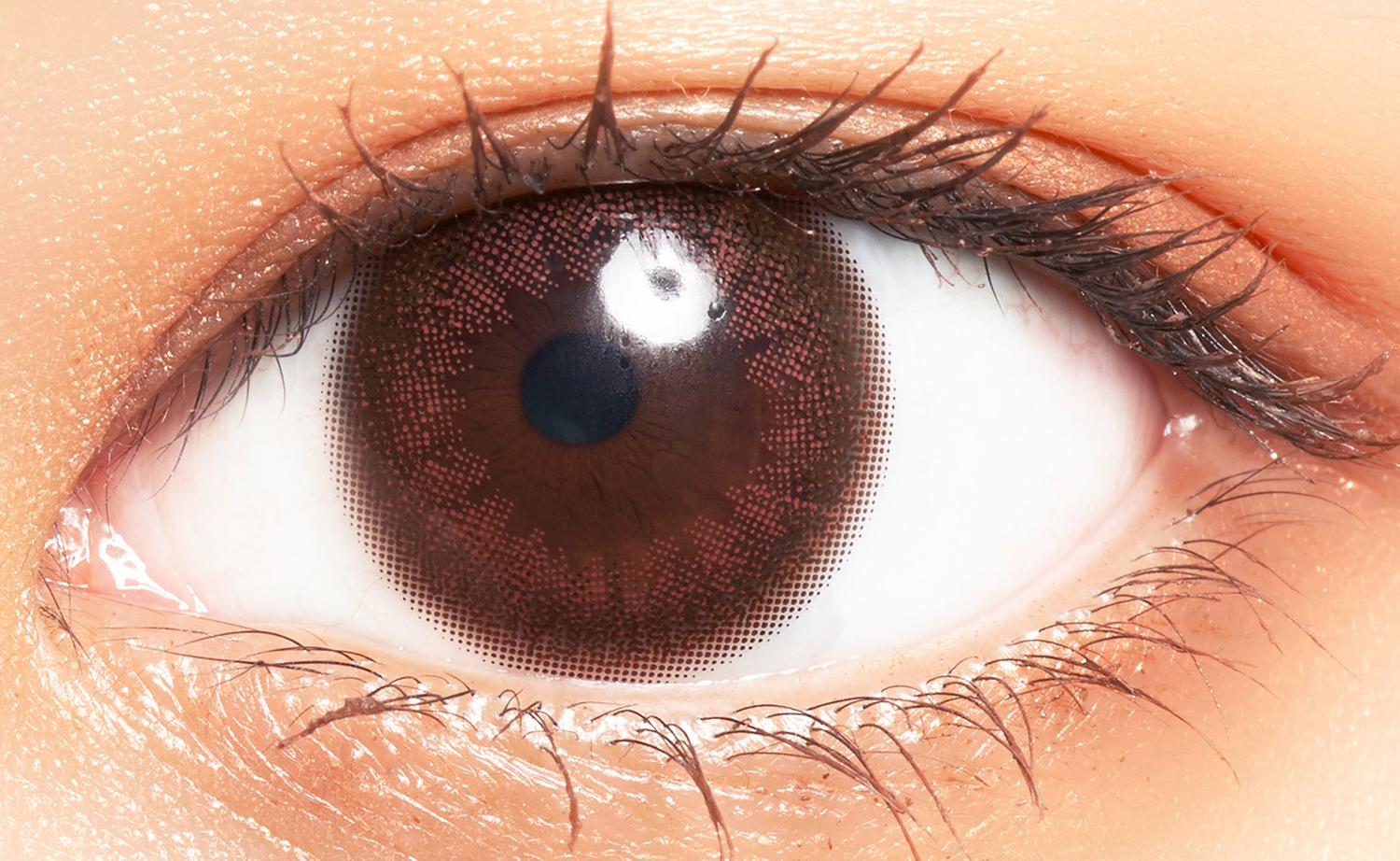 カラーコンタクトレンズ、colors エアリーブラウン | 1dayを装用した状態の目のアップ画像