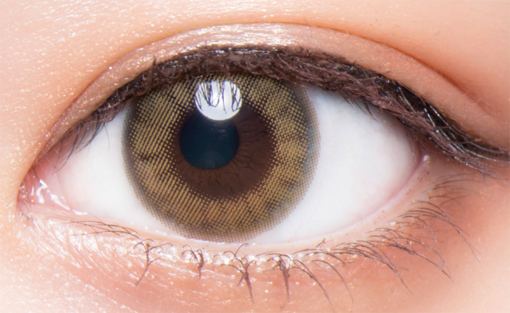 カラーコンタクトレンズ、colors ハーフオリーブブラウン | 1dayを装用した状態の目のアップ画像