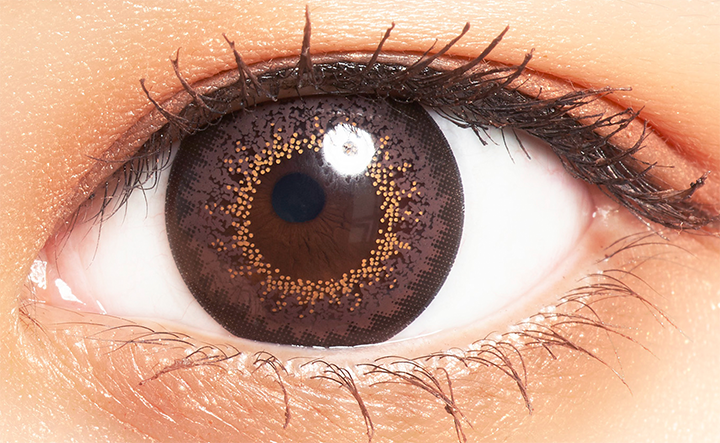 カラーコンタクトレンズ、colors メガドーナツブラウン | 1dayを装用した状態の目のアップ画像