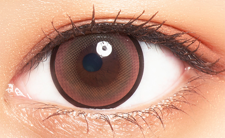 カラーコンタクトレンズ、colors ナチュラルリングブラウン | 1dayを装用した状態の目のアップ画像