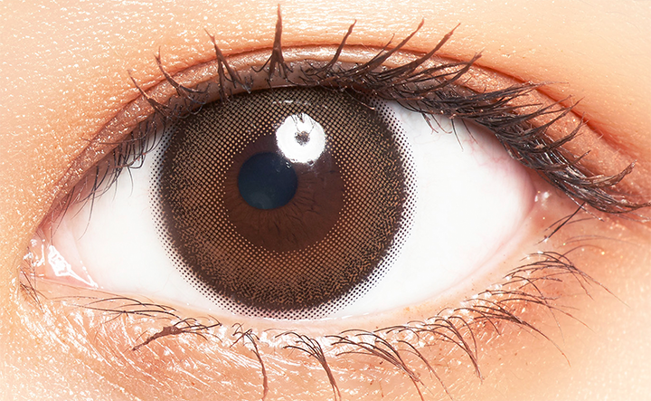 カラーコンタクトレンズ、colors ナチュラルシルキーブラウン | 1dayを装用した状態の目のアップ画像
