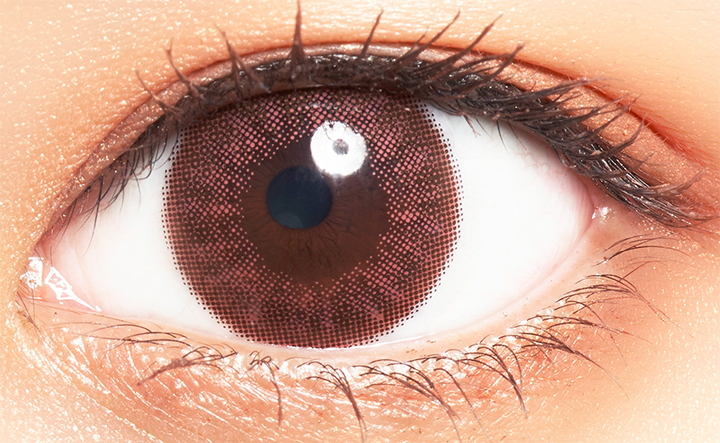 カラーコンタクトレンズ、colors ナチュラルウォームブラウン | 1dayを装用した状態の目のアップ画像