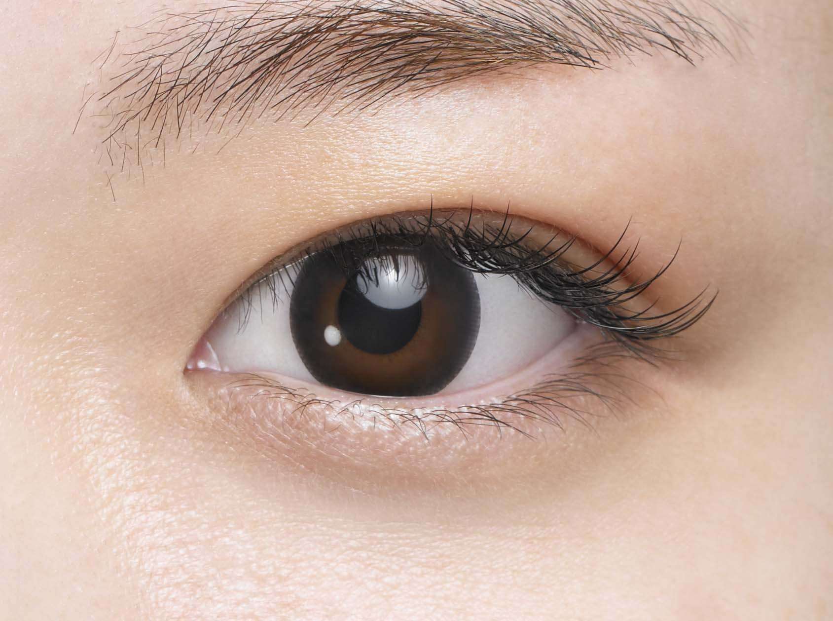 カラーコンタクトレンズ、Eye coffret ナチュラルメイク（ブラック） | 1dayを装用した状態の目のアップ画像