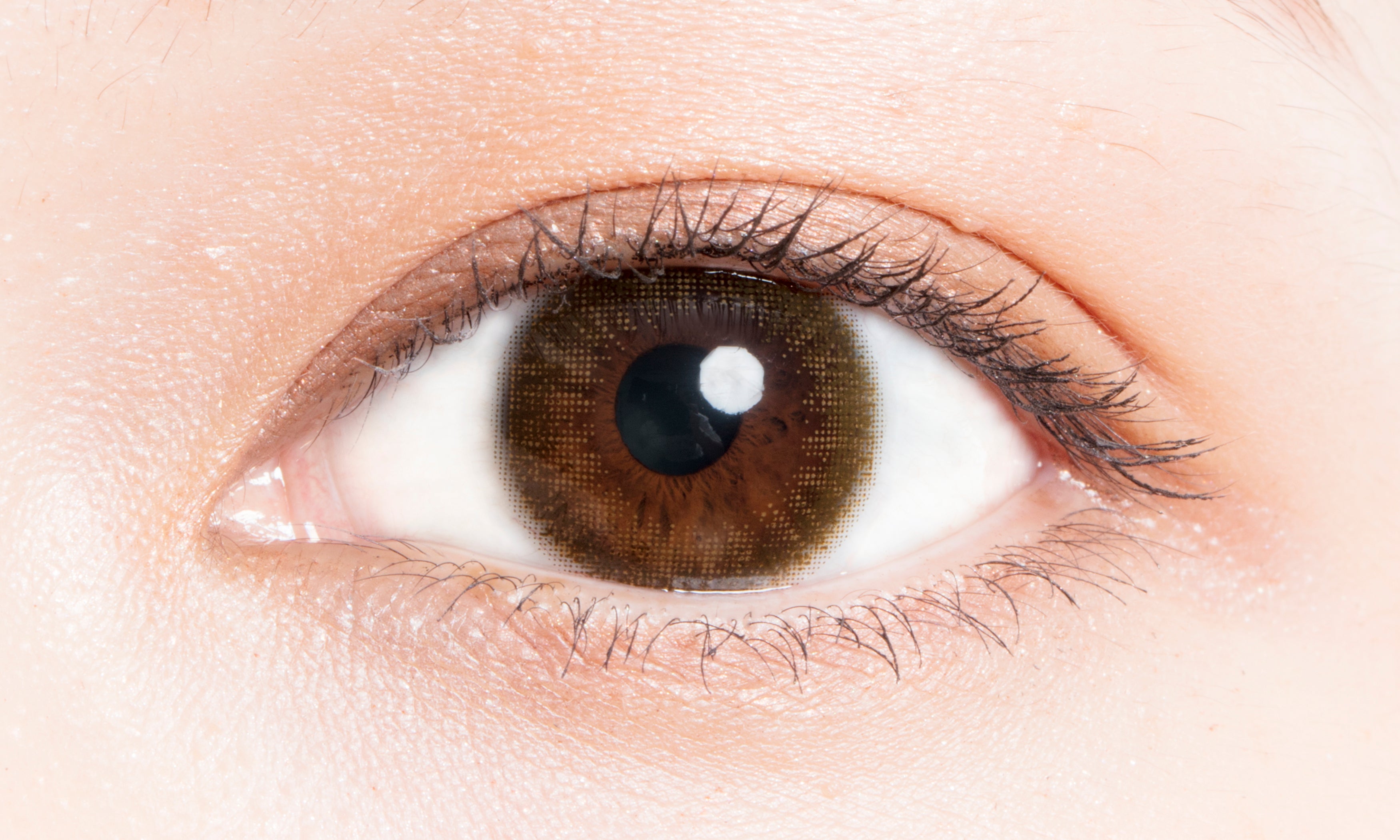 カラーコンタクトレンズ、LuMia レディカーキ UV | 2weekを装用した状態の目のアップ画像