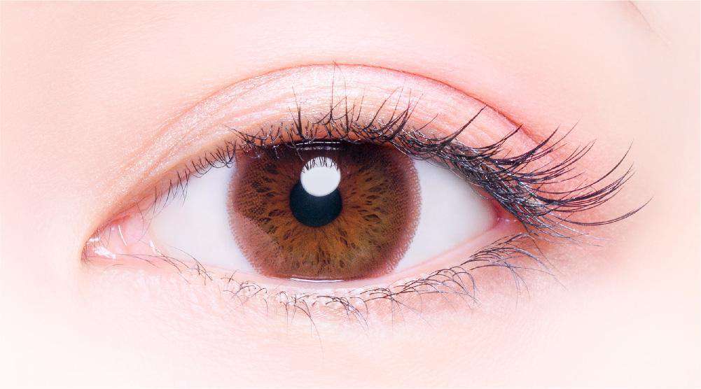 カラーコンタクトレンズ、PienAge No.101 ガーリー | 1dayを装用した状態の目のアップ画像