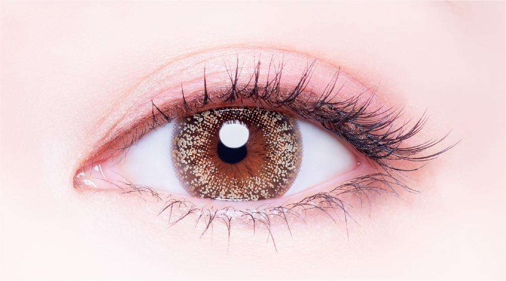 カラーコンタクトレンズ、PienAge No.107 ハッピー | 1dayを装用した状態の目のアップ画像