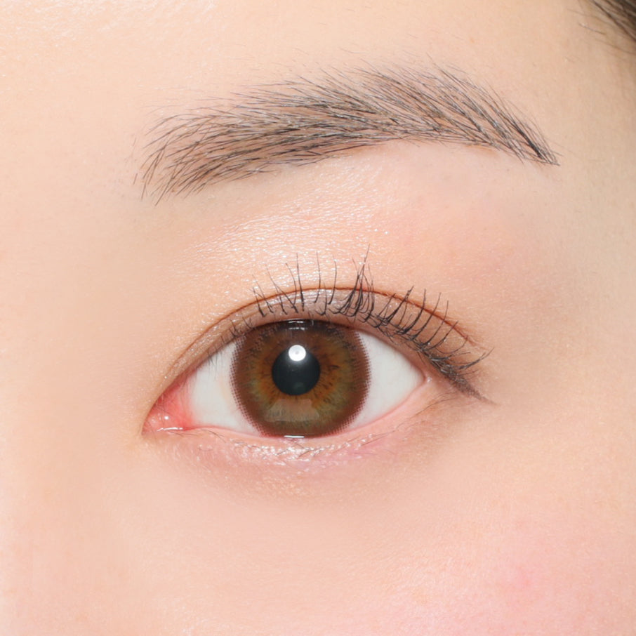 カラーコンタクトレンズ、Victoria ブラウン | 2weekを装用した状態の目のアップ画像