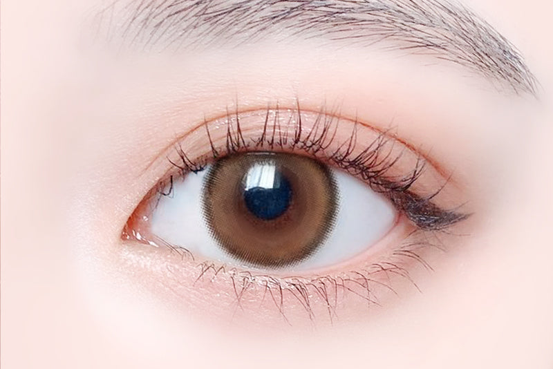 カラーコンタクトレンズ、éRouge ベイクドスフレ | 2weekを装用した状態の目のアップ画像