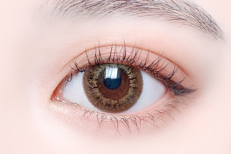 カラーコンタクトレンズ、éRouge ルーセントブラウン | 2weekを装用した状態の目のアップ画像