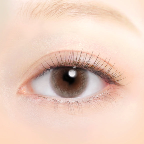 カラーコンタクトレンズ、EYEGENIC ムーニーヌード | 1monthを装用した状態の目のアップ画像