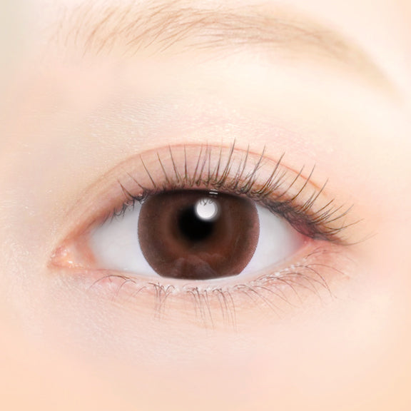 カラーコンタクトレンズ、EYEGENIC スリークブラウン | 1monthを装用した状態の目のアップ画像