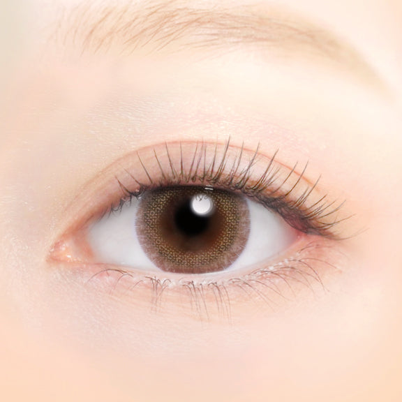 カラーコンタクトレンズ、EYEGENIC イノセントヘーゼル | 1monthを装用した状態の目のアップ画像
