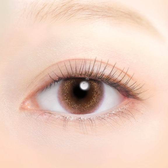 カラーコンタクトレンズ、EYEGENIC ココプラム | 1monthを装用した状態の目のアップ画像