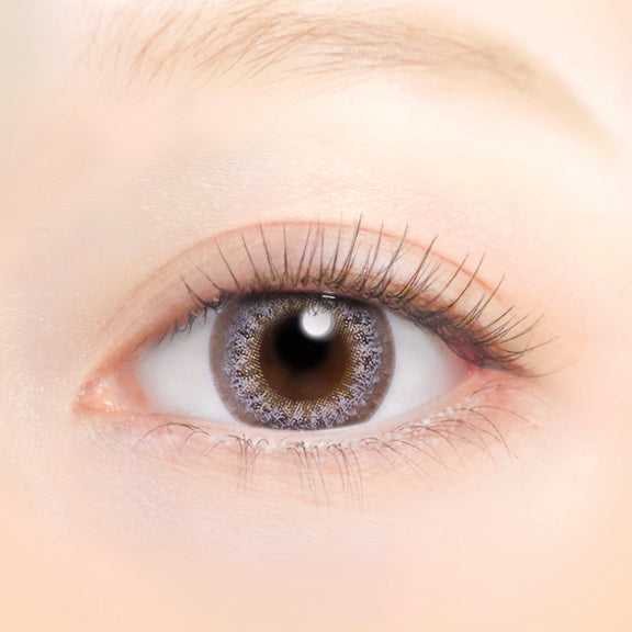 カラーコンタクトレンズ、EYEGENIC パールグレージュ | 1monthを装用した状態の目のアップ画像
