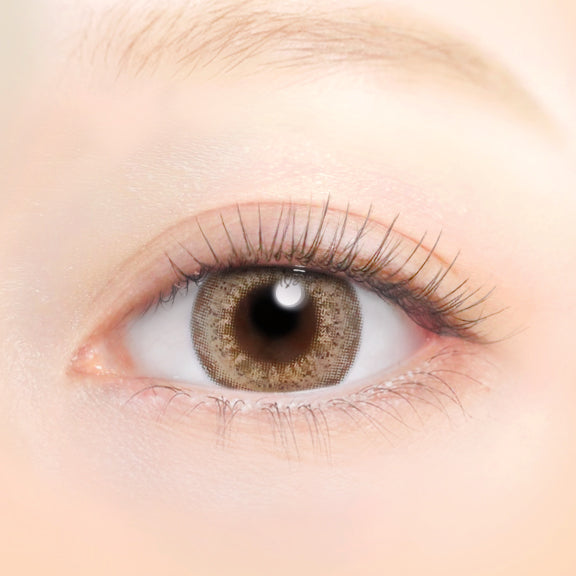 カラーコンタクトレンズ、EYEGENIC リュクスベージュ | 1monthを装用した状態の目のアップ画像