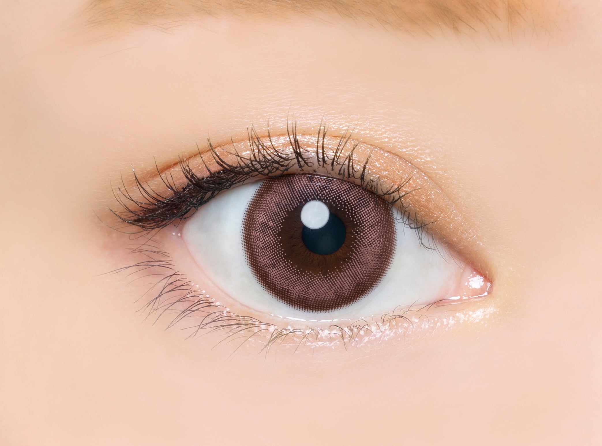 カラーコンタクトレンズ、Angelcolor クリームピンク | 1day 30枚入を装用した状態の目のアップ画像