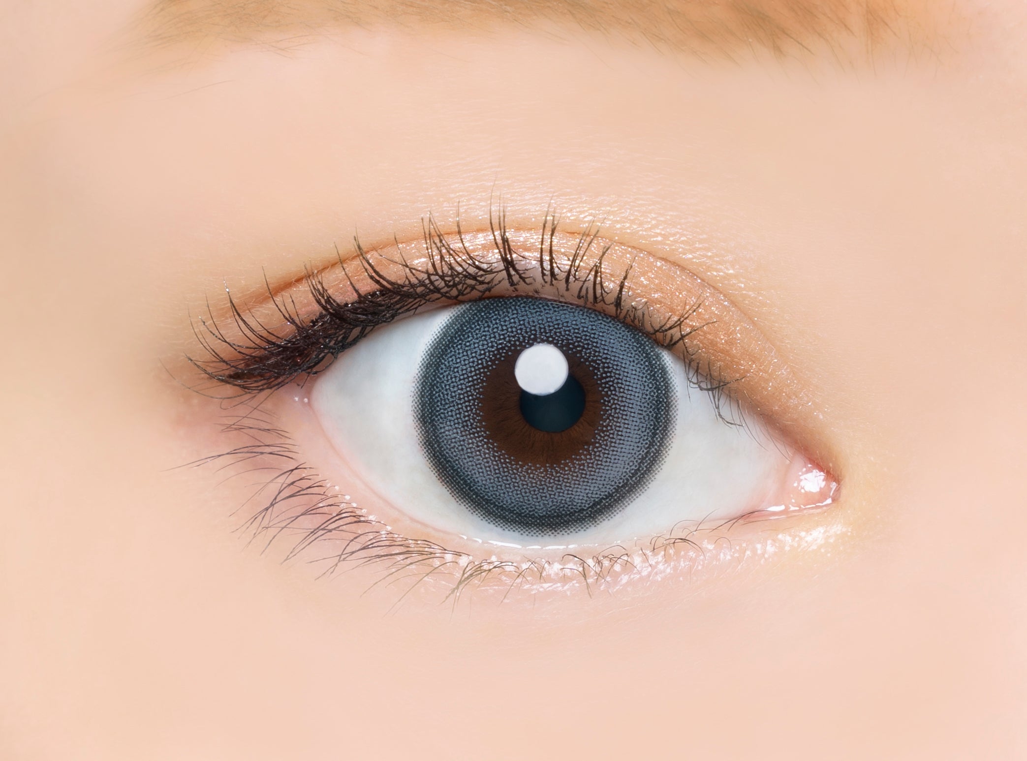 カラーコンタクトレンズ、Angelcolor スワンブルー | 1dayを装用した状態の目のアップ画像