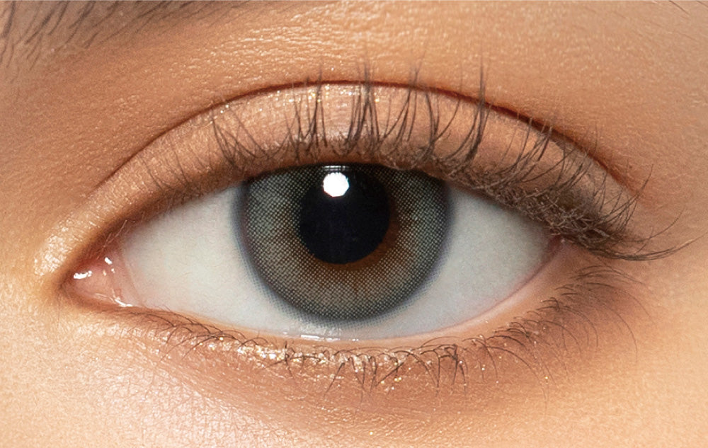カラーコンタクトレンズ、MerMer ジェムブルー | 1dayを装用した状態の目のアップ画像