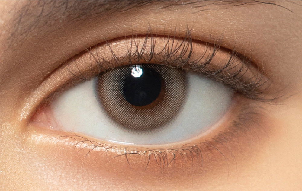 カラーコンタクトレンズ、MerMer ジェムグレイ | 1dayを装用した状態の目のアップ画像