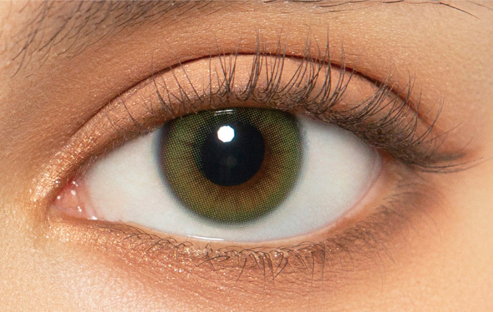 カラーコンタクトレンズ、MerMer ジェムグリーン | 1dayを装用した状態の目のアップ画像