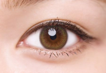 カラーコンタクトレンズ、LuMia シフォンオリーブ UV | 2weekを装用した状態の目のアップ画像