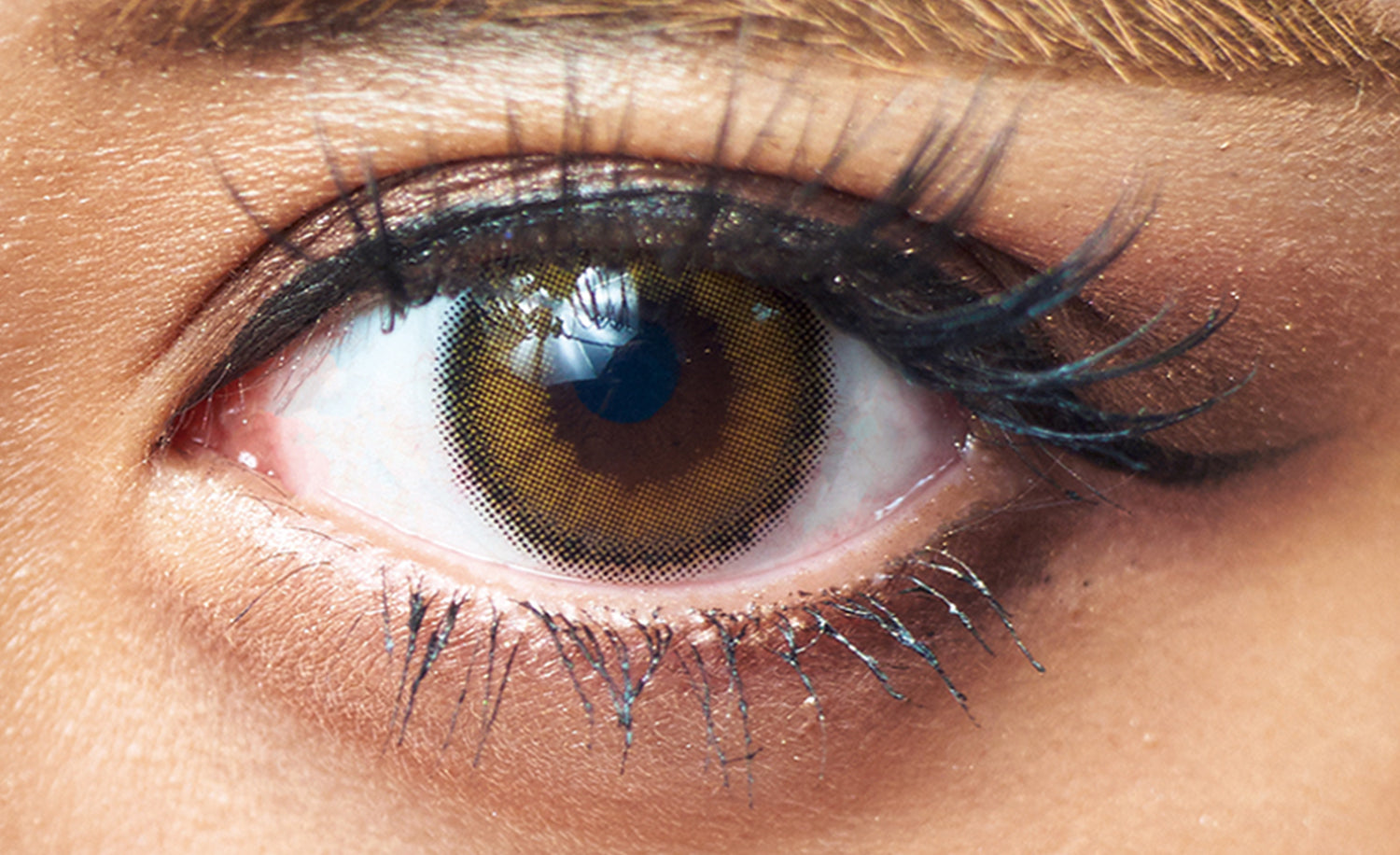 カラーコンタクトレンズ、EYEMAZING サンセットオレンジ | 1dayを装用した状態の目のアップ画像